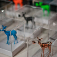 Mini Bambi – sculpture neon & chrome