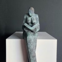 Lezende vrouw – gepatineerd brons
