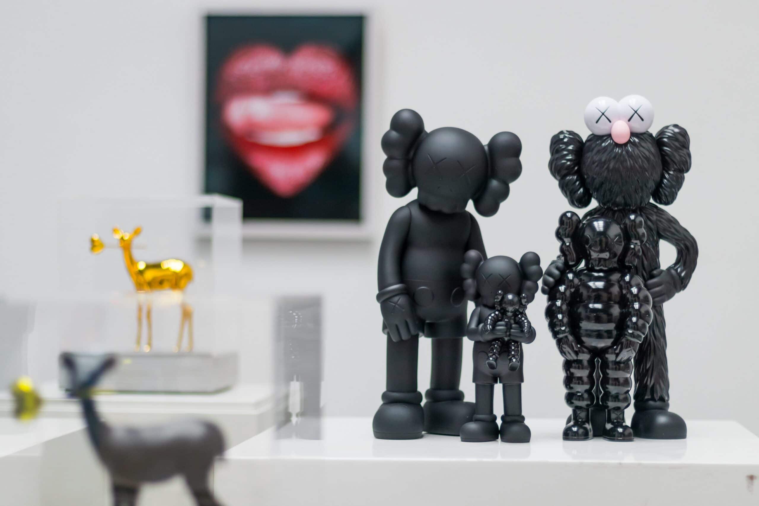 KAWS Family (Black) | Kunsthuizen