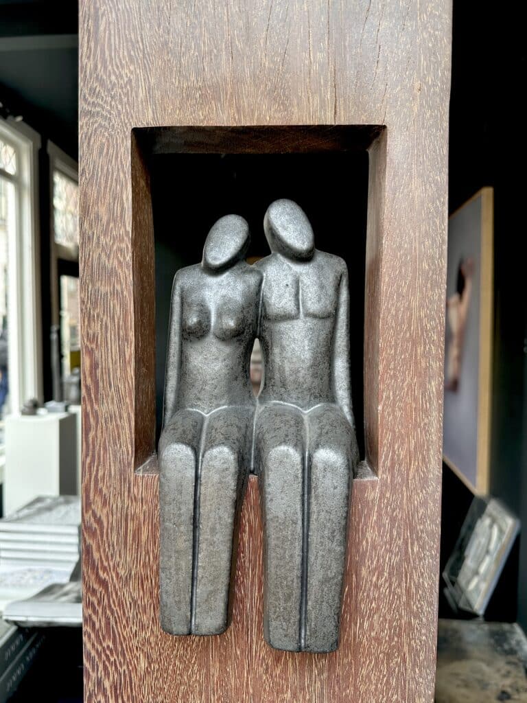 Paar op houten zuil