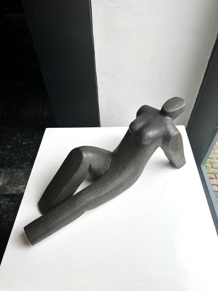 Zonnende vrouw - Giuseppe Lamers - 47x17x20 - de kunsthuizen (1) Zonnende vrouw