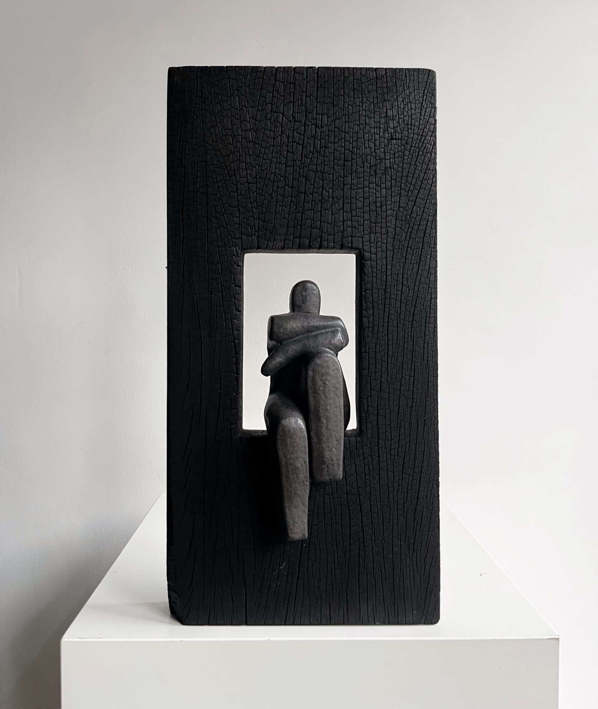 Overpeinzing in zwart hout