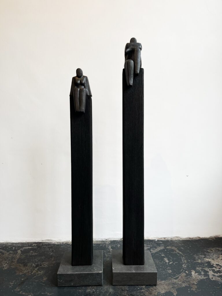 Zittende vrouw op Zwarte Zuil