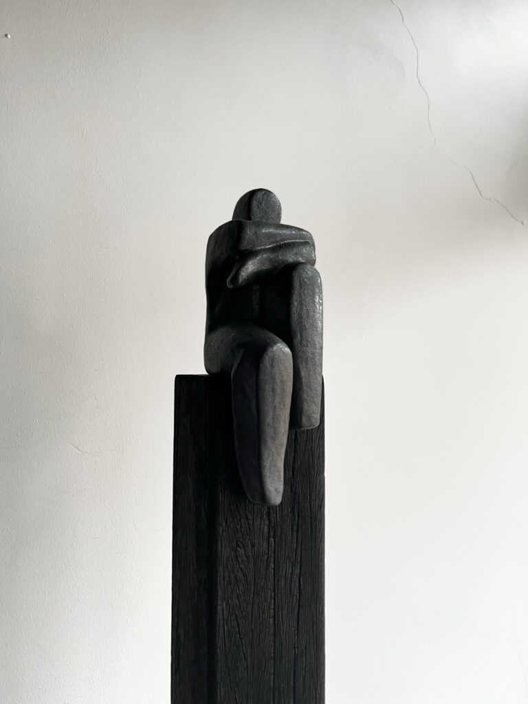 Overpeinzing op zwarte zuil