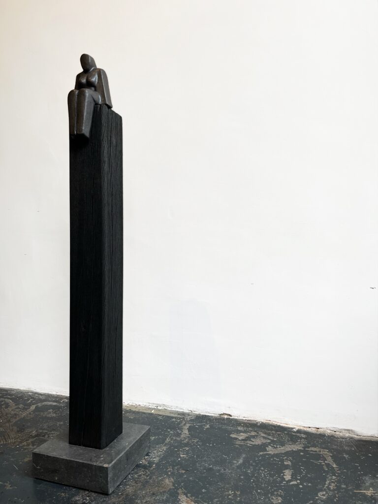 Zittende vrouw op Zwarte Zuil