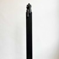 Overpeinzing op zwarte zuil