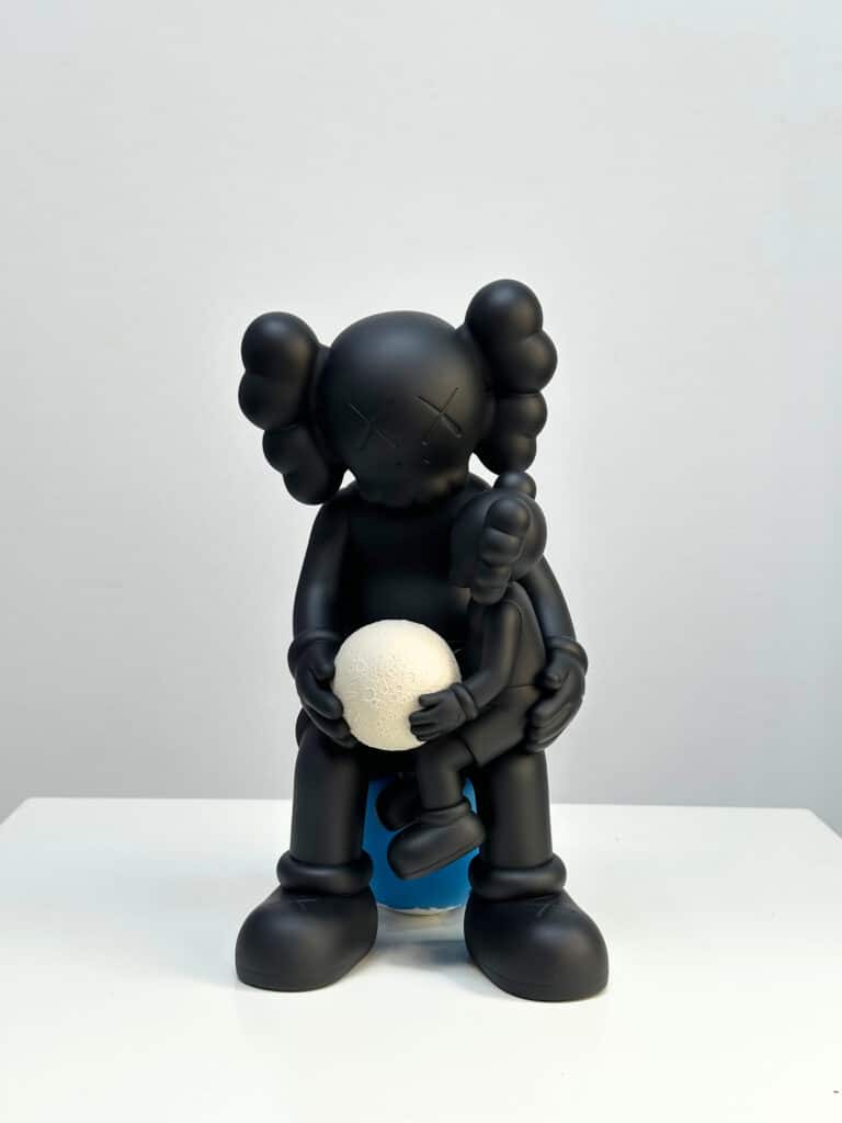 KAWS - Holiday Thailand Black - De Kunsthuizen Holiday Thailand Black