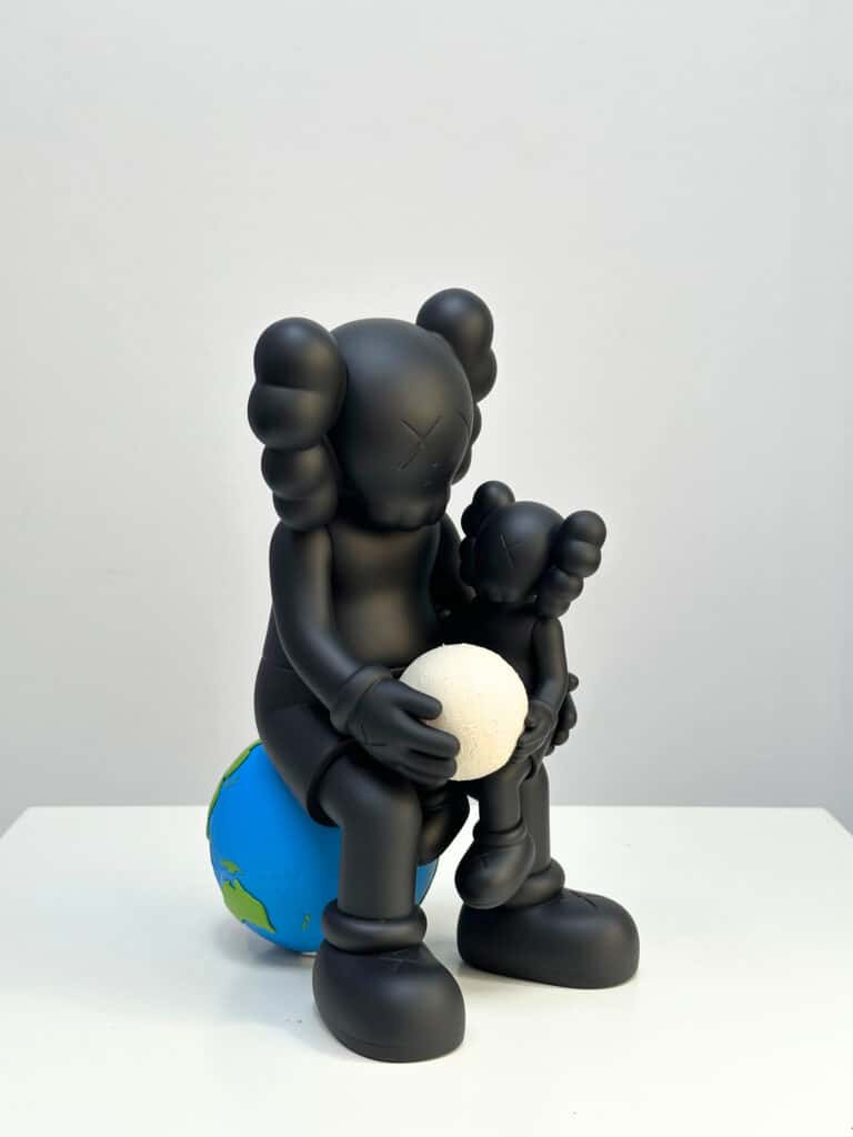KAWS - Holiday Thailand Black - De Kunsthuizen (2) Holiday Thailand Black