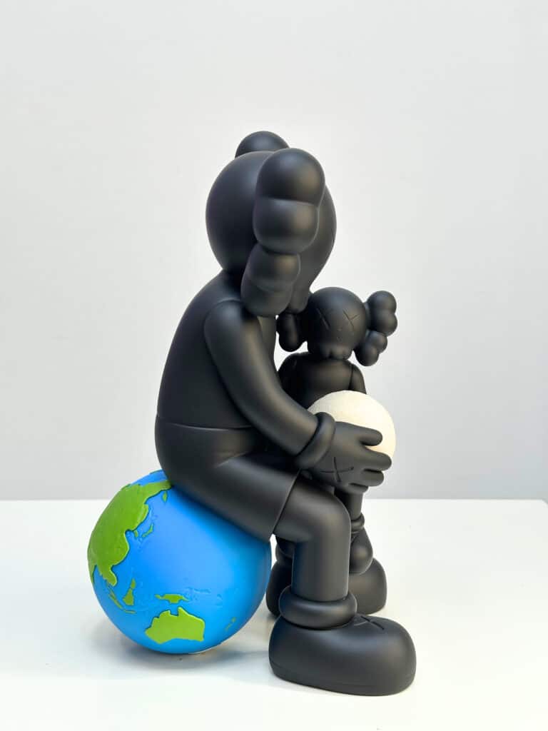 KAWS - Holiday Thailand Black - De Kunsthuizen (3) Holiday Thailand Black