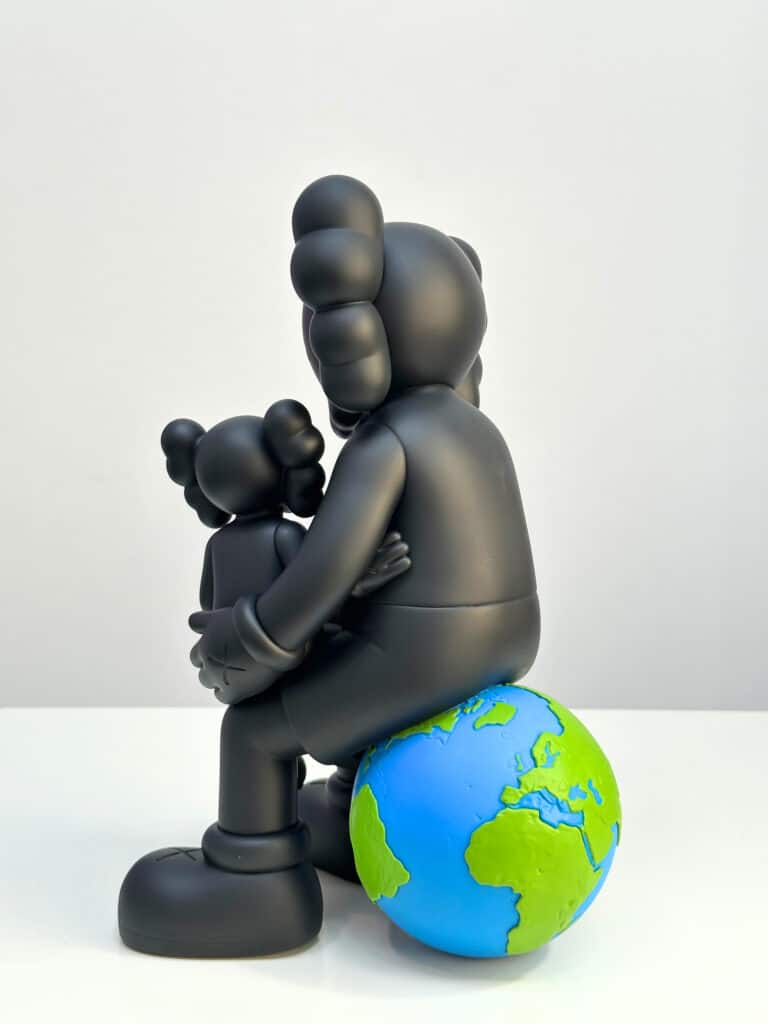 KAWS - Holiday Thailand Black - De Kunsthuizen (4) Holiday Thailand Black