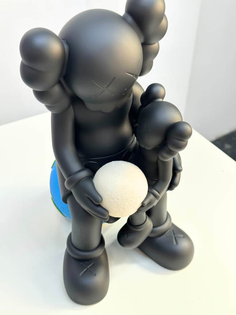 KAWS - Holiday Thailand Black - De Kunsthuizen (5) Holiday Thailand Black