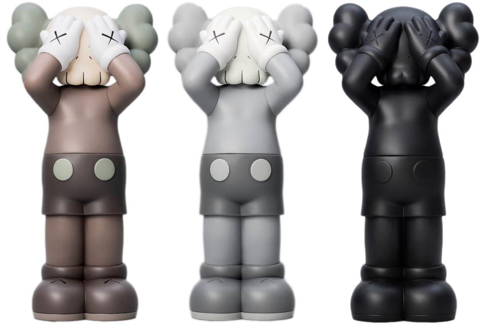 Kaws Holiday UK -Brown Black Grey- Vinyl figure SET 2021 26x13x9cm Foto1 Kunsthuizen Holiday UK – Brown