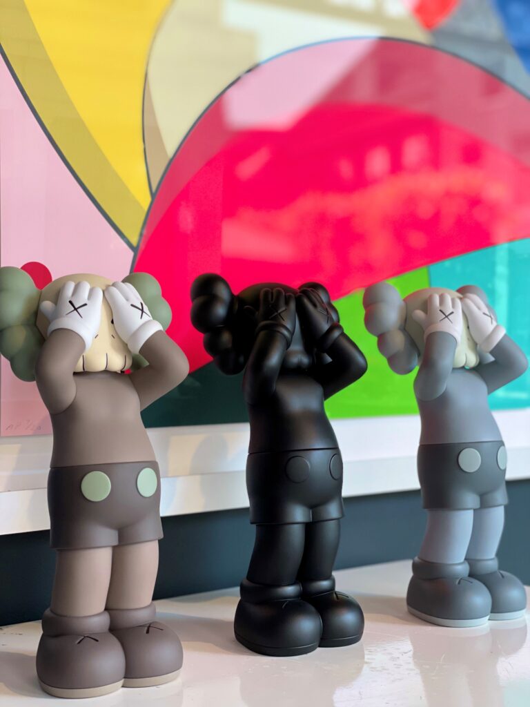 Kaws Holiday UK -Brown Black Grey- Vinyl figure SET 2021 26x13x9cm Foto4 Kunsthuizen Holiday UK – Brown